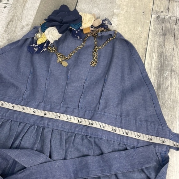 𝅺chambray linen & cotton blend apron w/ floral accents. Adjustable waist & neck - Picture 9 of 12